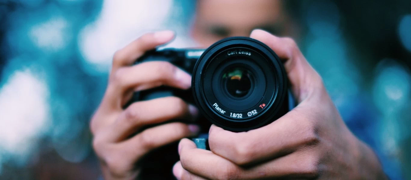 Σάλος στη Νέα Υόρκη με διευθύντρια σχολείου - Υποχρέωνε γραμματέα να την τραβά σέξι φωτογραφίες